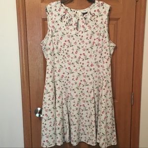 Floral knee-length sleeveless dress